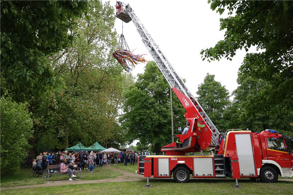 Maikranz 2025: Unter Beteiligung der Feuerwehr Bork stellte die Bürgerschützengilde St. Stephanus Bork den Maibaum am Alten Festplatz auf. Dazu gab es Musik vom Spielmannszug. Die 3. Kompanie sorgte für das leibliche Wohl.