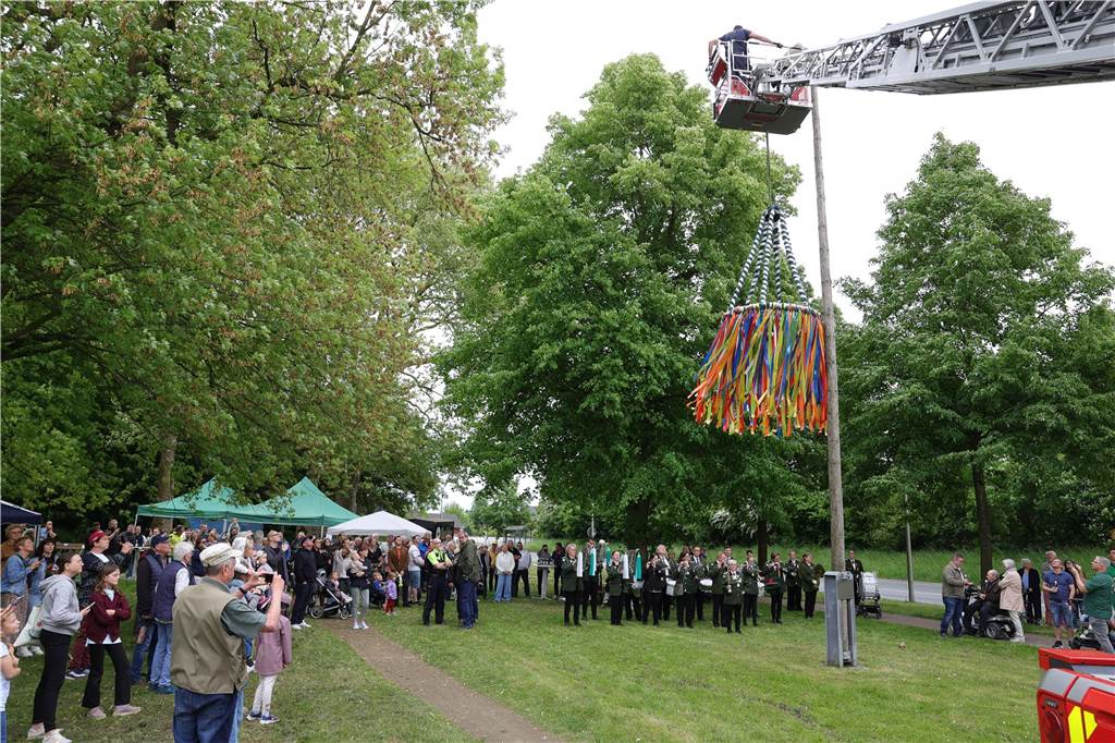 Maikranz 2025: Unter Beteiligung der Feuerwehr Bork stellte die Bürgerschützengilde St. Stephanus Bork den Maibaum am Alten Festplatz auf. Dazu gab es Musik vom Spielmannszug. Die 3. Kompanie sorgte für das leibliche Wohl.