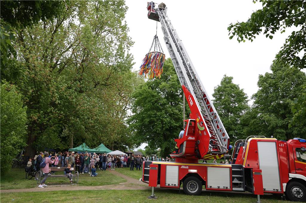 Maikranz 2025: Unter Beteiligung der Feuerwehr Bork stellte die Bürgerschützengilde St. Stephanus Bork den Maibaum am Alten Festplatz auf. Dazu gab es Musik vom Spielmannszug. Die 3. Kompanie sorgte für das leibliche Wohl.