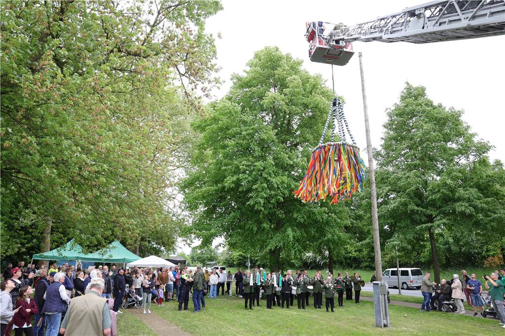 Maikranz 2025: Unter Beteiligung der Feuerwehr Bork stellte die Bürgerschützengilde St. Stephanus Bork den Maibaum am Alten Festplatz auf. Dazu gab es Musik vom Spielmannszug. Die 3. Kompanie sorgte für das leibliche Wohl.
