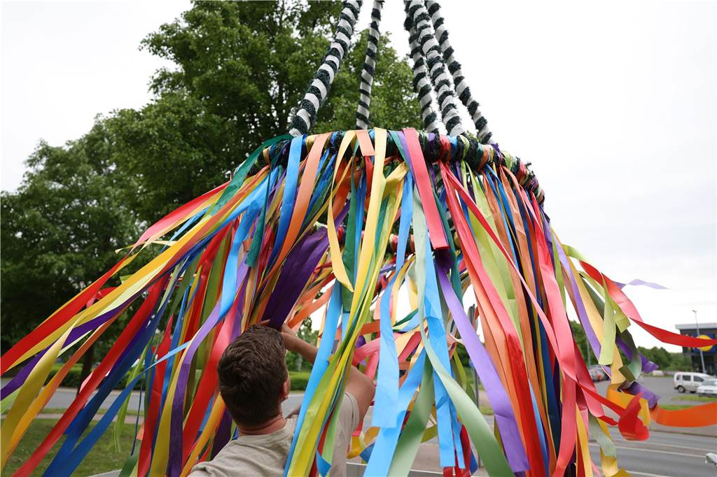 Maikranz 2025: Unter Beteiligung der Feuerwehr Bork stellte die Bürgerschützengilde St. Stephanus Bork den Maibaum am Alten Festplatz auf. Dazu gab es Musik vom Spielmannszug. Die 3. Kompanie sorgte für das leibliche Wohl.