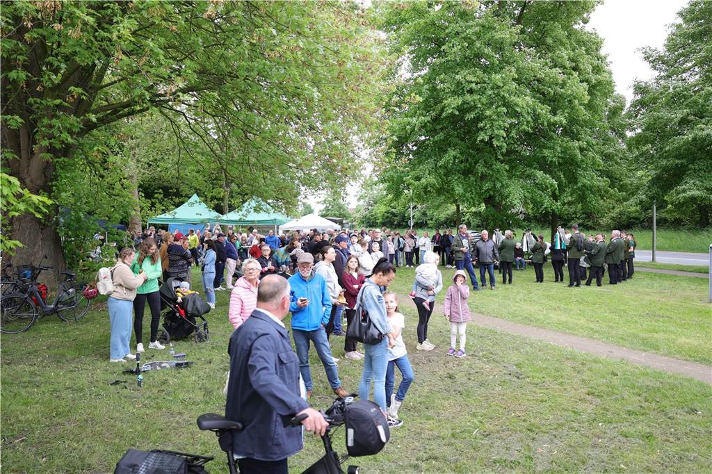 Maikranz 2025: Unter Beteiligung der Feuerwehr Bork stellte die Bürgerschützengilde St. Stephanus Bork den Maibaum am Alten Festplatz auf. Dazu gab es Musik vom Spielmannszug. Die 3. Kompanie sorgte für das leibliche Wohl.