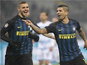 Mailands Ever Banega (r) feiert mit Mauro Icardi einen Treffer gegen Lazio. Foto: Emilio Andreoli