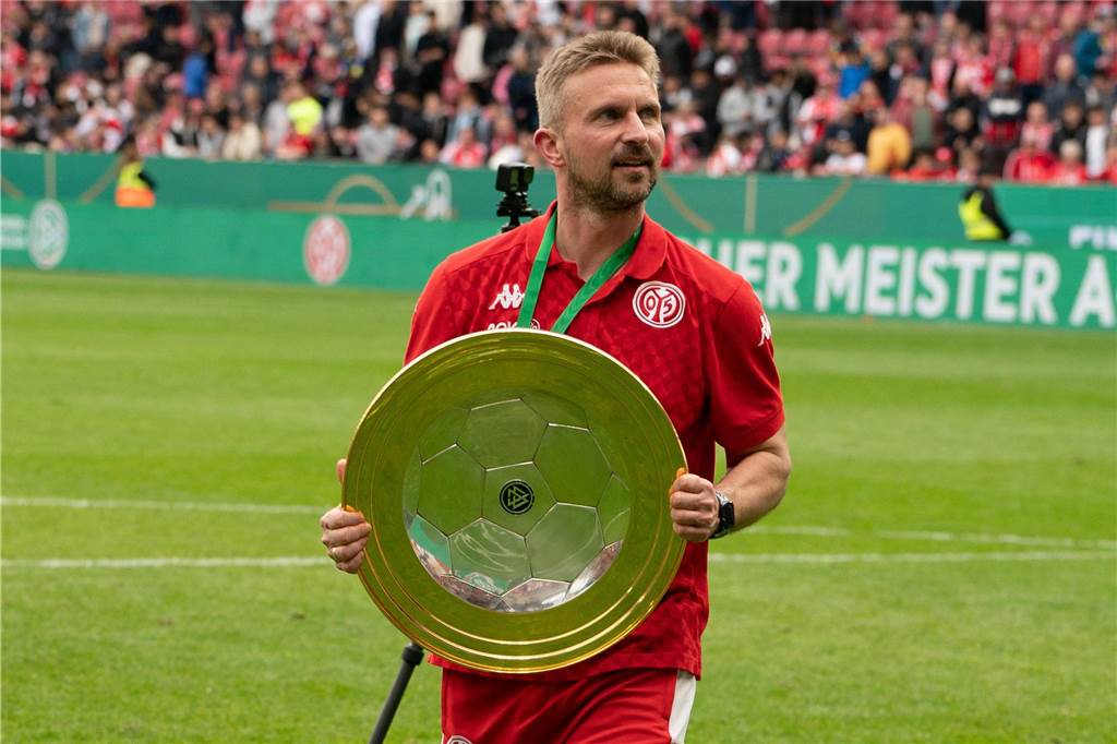 BVB-U19 verpasst in Mainz den Titel-Hattrick: Tullberg und Ricken zollen Mannschaft Respekt Benjamin Hoffmann präsentiert die Meisterschale.