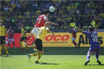 Mainz Yoshinori Muto (l) erzielt das 2:0 gegen Borussia Dortmund. Foto: Ina Fassbender