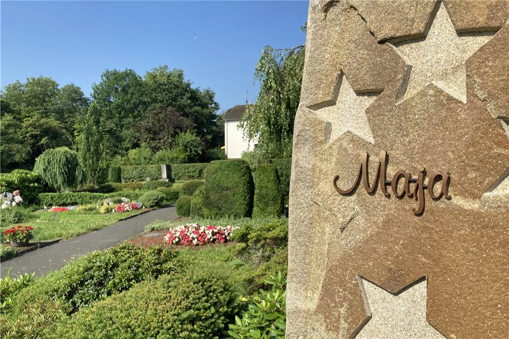 Grabfeld für Sternenkinder auf dem Wellinghofer Friedhof angelegt "Maja" steht auf einer Stele. Es ist der erste Name auf einem Grabfeld für Sternenkinder in Dortmund-Wellinghofen.