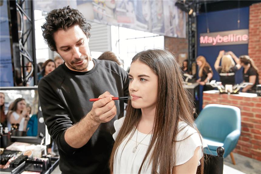 Influencer und Serienstars kommen nach Dortmund Make-up-Artist Boris Entrup (l.), bekannt geworden durch Germany’s Next Topmodel, gibt Schminktipps auf der Glow in den Westfalenhallen.