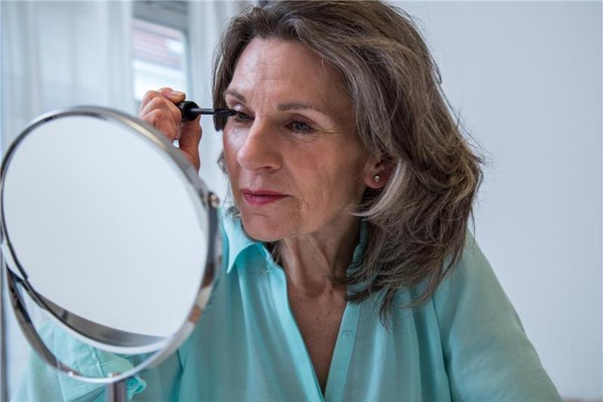 Make-up ist Make-up, könnte man meinen. Aber ältere Haut hat besondere Bedürfnisse, die man auch beim Schminken berücksichtigen sollte. Foto: Christin Klose