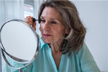 Make-up ist Make-up, könnte man meinen. Aber ältere Haut hat besondere Bedürfnisse, die man auch beim Schminken berücksichtigen sollte. Foto: Christin Klose