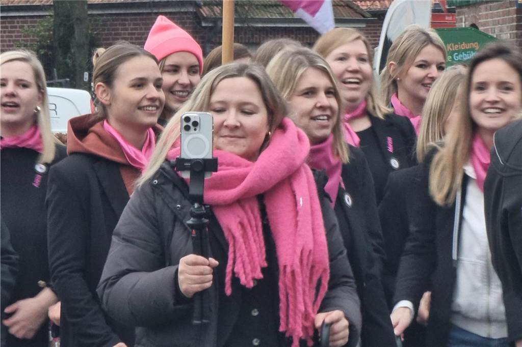 Pinker Zusammenhalt: St.-Elfi vereint Frauenpower und Tradition Frauen mit pinken Schals und Halstüchern