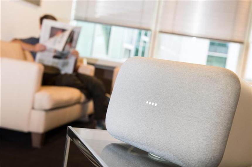 Der Google Home Max im Test Mal eben vom Sofa die Lieblings-Playlist anwerfen? Smarte Lautsprecher wie der Google Home Max sollen genau das können. Foto: Franziska Gabbert