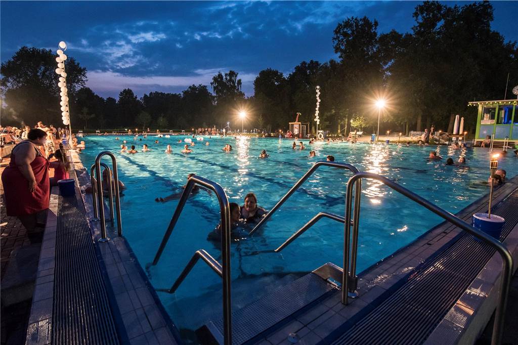 Was tun dieses Wochenende in Castrop-Rauxel: Wir haben fünf Tipps für alle, die raus wollen Parkbad Nord beim Nachschwimmen
