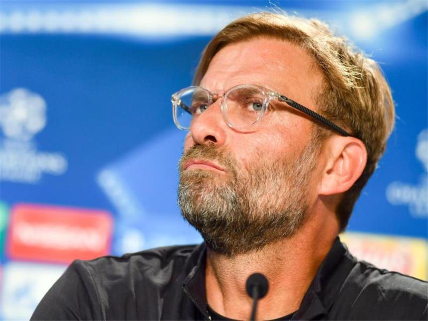 Mal nachdenken: Das erste Mal? Liverpools Trainer Jürgen Klopp sitzt auf dem Podium und hört sich eine Frage an. Foto: Uwe Anspach
