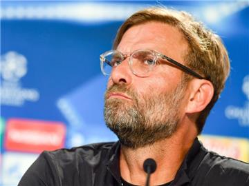 Mal nachdenken: Das erste Mal? Liverpools Trainer Jürgen Klopp sitzt auf dem Podium und hört sich eine Frage an. Foto: Uwe Anspach