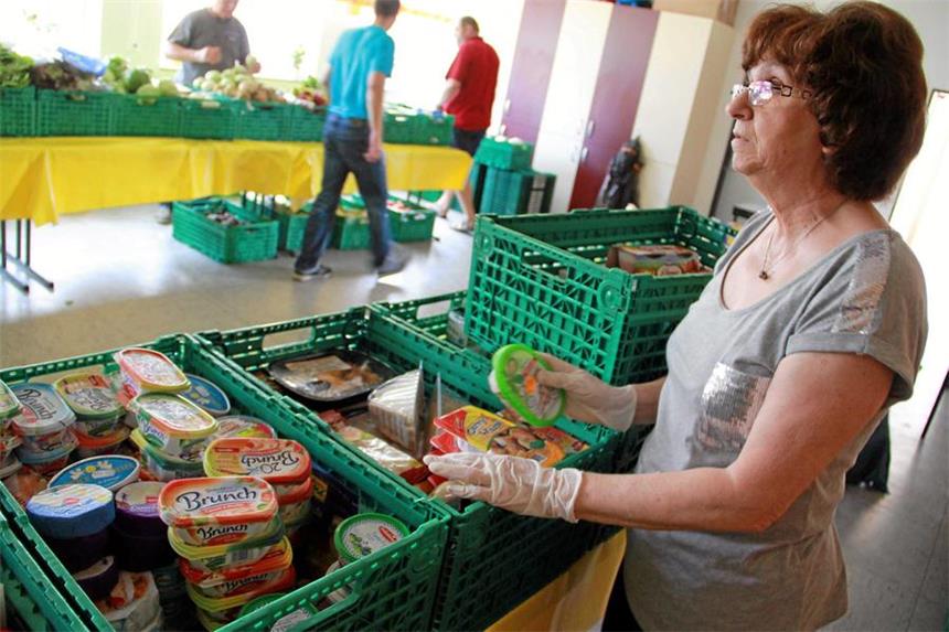 Malberger arbeitet bei der Tafelausgabe mit. An diesem Freitag ist sie morgens damit beschäftigt, Fleischwaren und Molkereiprodukte zu sortieren.