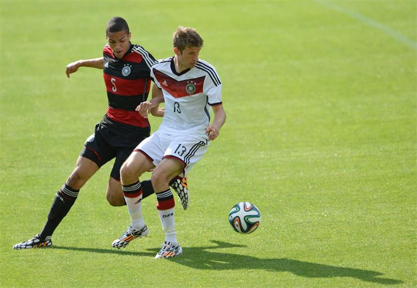 Cacutalua kommt zum VfL Malcolm Cacutalua (links), hier im Duell mit Thomas Müller, diente mit der deutschen U 20-Nationalmannschaft als Sparringspartner für das A-Team zur Vorbereitung auf die WM in Brasilien. Cacutalua wird die nächsten zwei Jahre für den VfL auflaufen.