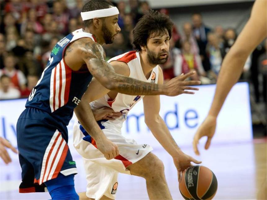 Euroleague: Zweite Heimpleite für Bayerns Basketballer Malcolm Delaney (l) verteidigt gegen Milos Teodosic von ZSKA Moskau. Foto: Sven Hoppe