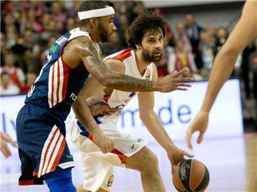 Malcolm Delaney (l) verteidigt gegen Milos Teodosic von ZSKA Moskau. Foto: Sven Hoppe