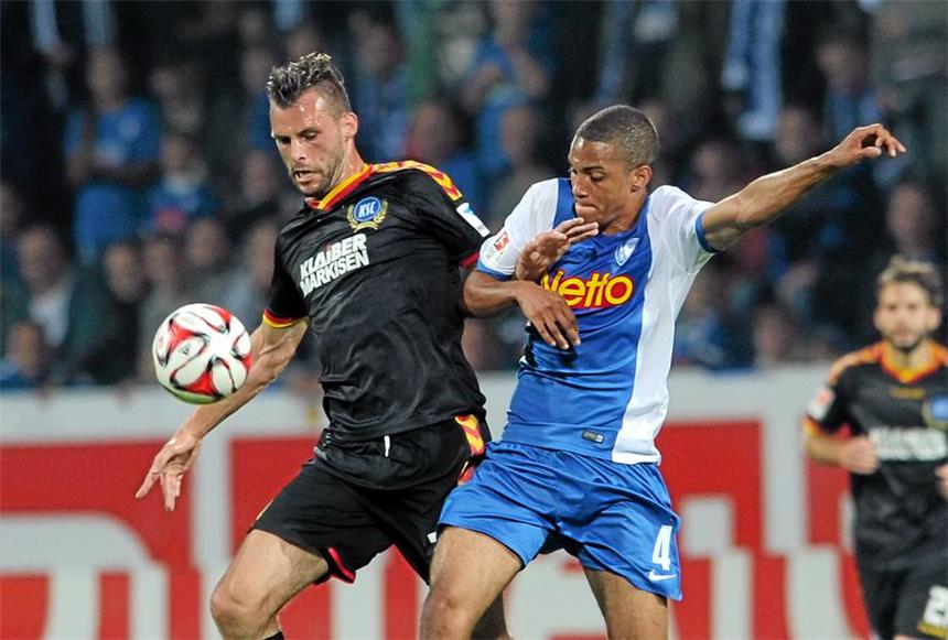 Qualität und Mentalität im Kader Malcom Cacutalua (re.), hier im Duell mit Karlsruhes Koen van der Biezen, beeindruckte seinen Trainer mit der Leistung am Freitagabend.