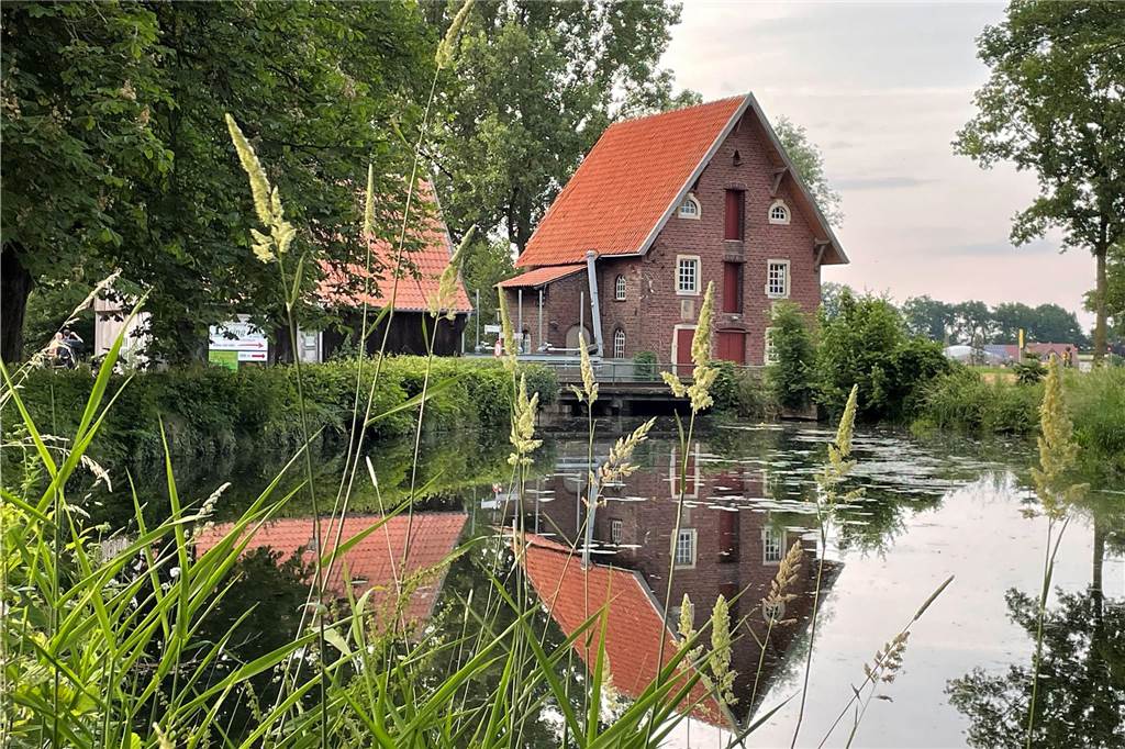 Leckeres Essen mitten in der Idylle: Bei Jugel´s ist jeder willkommen Ein Blick auf das alte Mühlengebäude der Düstermühle.