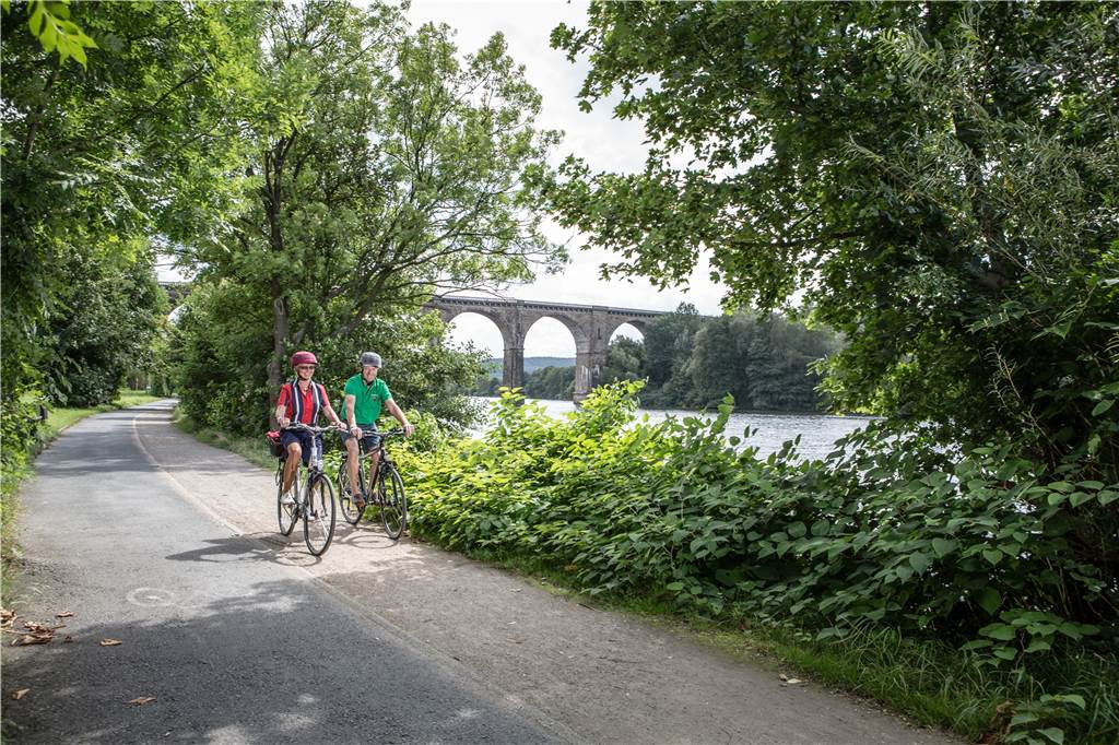 Der Weg ist das Ziel - Die schönsten Radstrecken für Urlaub in NRW Malerisch überspannt das Ruhrviadukt den Fluss bei Herdecke.
