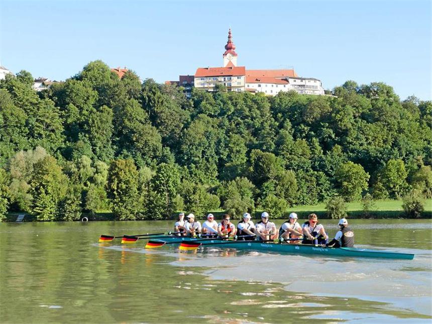 Deutschland-Achter im Trainingslager in Österreich Malerische Kulisse und mächtig viel Schweiß: Der Deutschland-Achter trainiert in Kärnten.