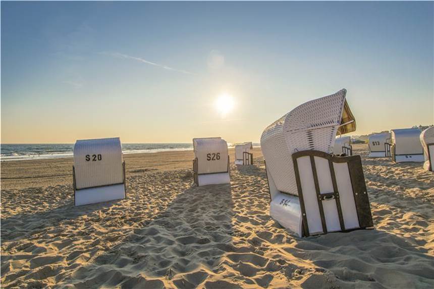 Ab in die Sonne: Neue Flugverbindung vom Dortmund Airport zur Ostseeinsel Usedom Malerische Sonnenaufgänge am feinsandigen Ostseestrand.