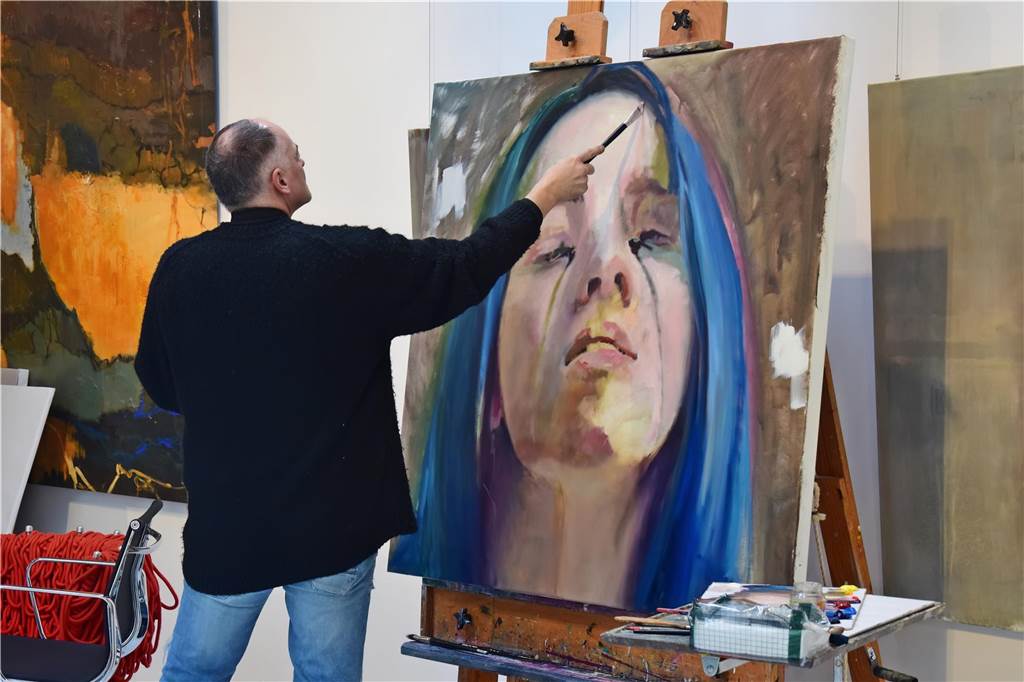 Kunsthalle Burkamp hatte schwierigen Start: „Ich habe nur noch funktioniert“ Frank Burkamp malt Billie Eilish.