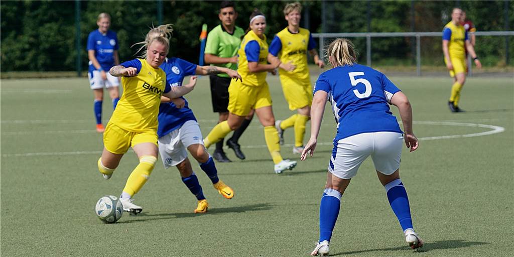 BSV-Coach Lackwa im Video: „Gegen den FC Schalke fehlte uns das Quäntchen Glück“ Malina Hermes (am Ball) und der BSV Heeren verloren am Wochenende das erste Testspiel gehen den FC Schalke 04 knapp mit 0:1.