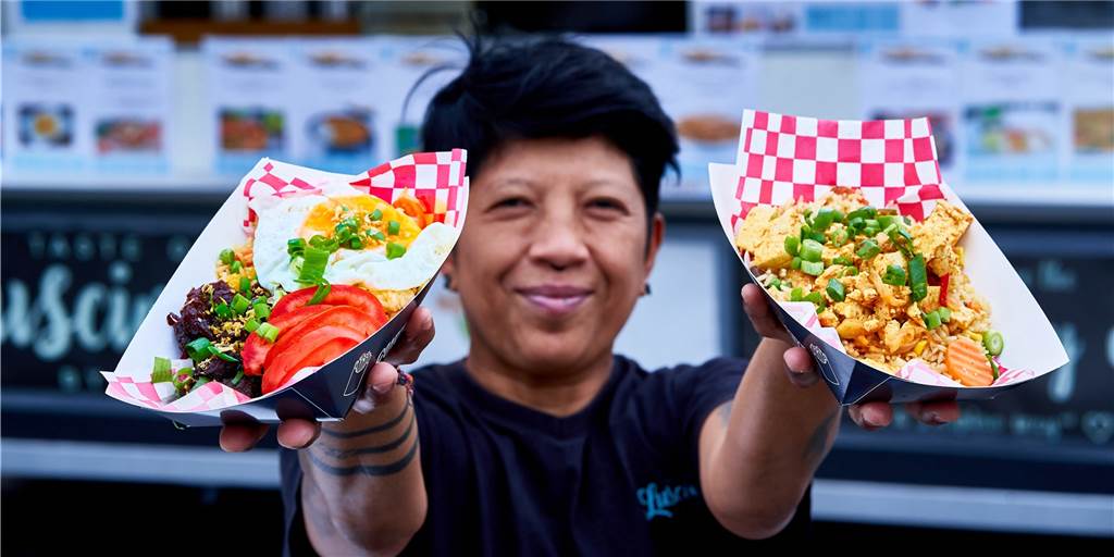 Malou Cruz kocht philippinische Gerichte – aber nicht so wie im Original Malou Cruz präsentiert zwei der beliebtesten Gerichte ihrtes philippinischen Foodtrucks.