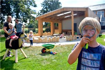 Malte (5) hat den Bauernhofkindergarten in Südlohn schon genau unter die Lupe genommen: Nach knapp zwei Wochen fühlen er und die anderen Kinder sich dort schon richtig wohl.