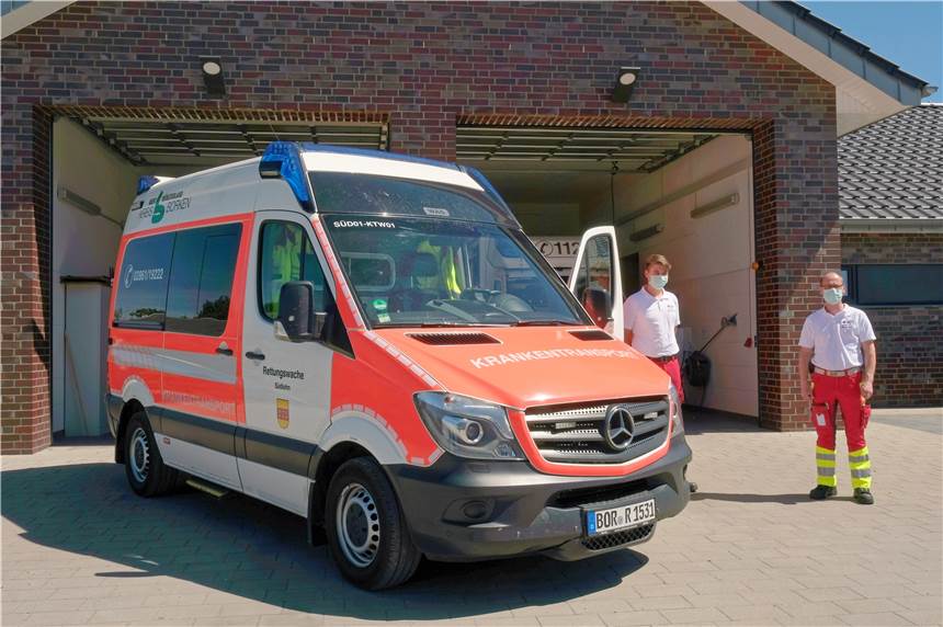 Rettungswagen soll nicht mehr für Krankentransporte genutzt werden Malte Groß Ahlert (links) und Silvio Kenkenberg vom DRK mit dem neuen Krankentransportwagen vor der Rettungswache in Südlohn.