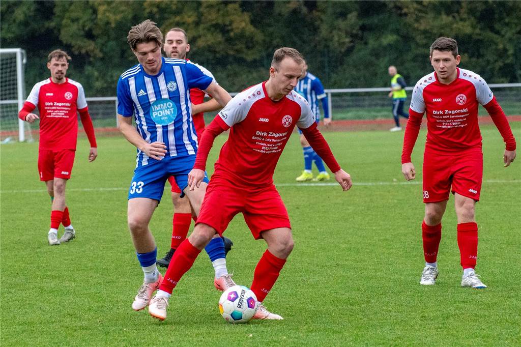 Der BVH Dorsten ist Herbstmeister: TuS Gahlen spielt nur remis Malte Grumann am Ball