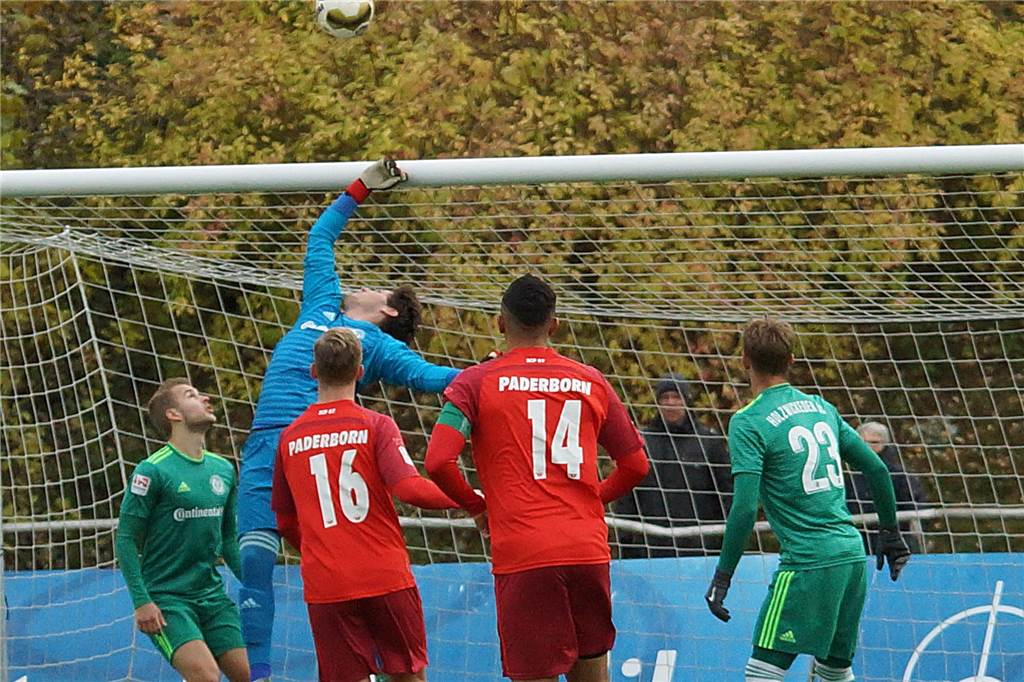 Junges Talent auf dem Absprung: Der HSC verliert einen Spieler aus dem Oberliga-Kader Malte Hegemann (blaues Trikot) - hier im Spiel gegen den SC Paderborn II - wird den HSC im Sommer verlassen.