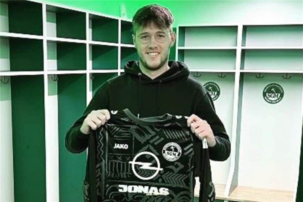 SG Massen verkündet ersten Sommer-Neuzugang: Keeper kommt vom Landesligisten Kirchhörder SC Malte Hegemann hält das Massen-Trikot, in dem er ab der Saison 2023/24 spielen wird.