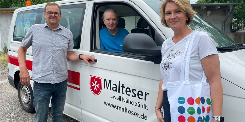 Castrop-Rauxeler Malteser helfen beim Einkaufen - und bei Einsamkeit im Alter Malteser Projektreferent Andreas Schroller (v.l.) stellte den "mobilen Einkaufswagen" für Seniorinnen und Senioren vor.