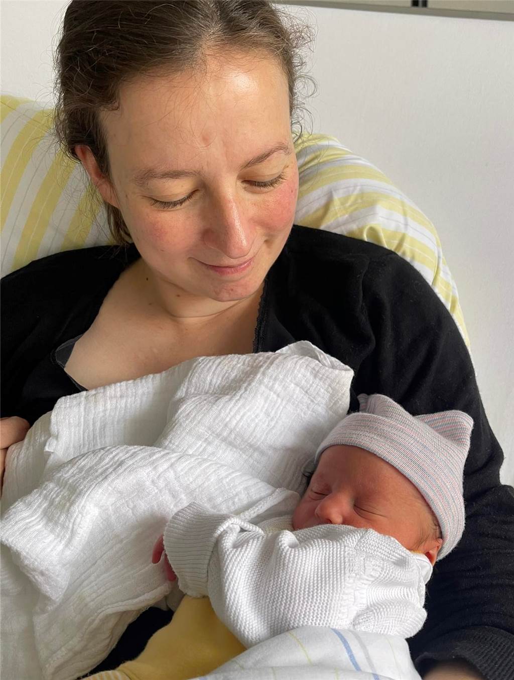 Gefühls-Wellenbad: Papa freut sich über Geburt – und bekommt ein Knöllchen Mama Cornelia ist glücklich mit ihrer kleinen Mathilda Marie. Sie fühlten sich auf der Neugeborenenstation im St.-Rochus-Hospital sehr gut umsorgt, sagt der Papa.