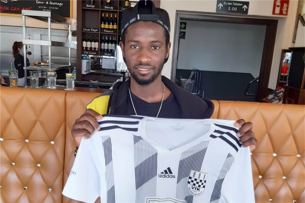 Mamadou Diallo hatte sich für ein Pressefoto mit dem Trikot des VfK Weddinghofen fotografieren lassen.