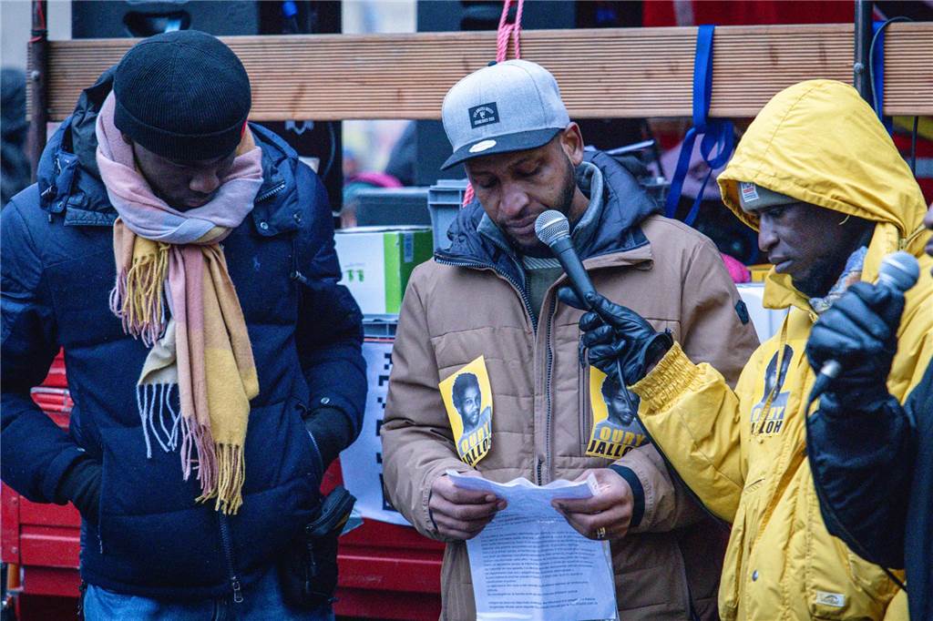 1500 Menschen bei Mouhamed-Demonstration nach dem Urteil Mamadou Saliou Jalloh (Mitte) ist der Bruder des 2005 in einer Polizei-Gewahrsamszelle in Dessau ums Leben gekommenen Oury Jalloh. Er sprach bei der Demonstration in Dortmund an der Seite der Brüder von Mouhamed, Sidy (r.) und Lassana.