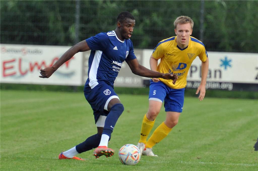 1. FC Oldenburg plötzlich mitten im Aufstiegsrennen Mamadou Toure (l.) und der FC Oldenburg haben derzeit einen Lauf.