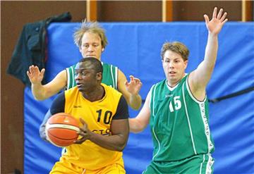 Mamady Conde (am Ball) siegte mit der BG I, während Martin Werthschulte (l.) und Stefan Jantoss (r.) trotz eines Sieges den Abstieg der BG II hinnehmen mussten.