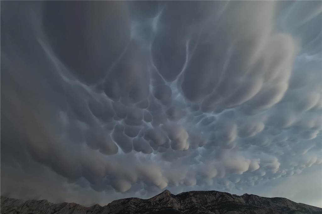 Mammaten sind generell noch wenig erforschte Wetterphänomene. Zu ihrer Entstehung gibt es verschiedene Theorien, die jeweils nicht bewiesen sind.