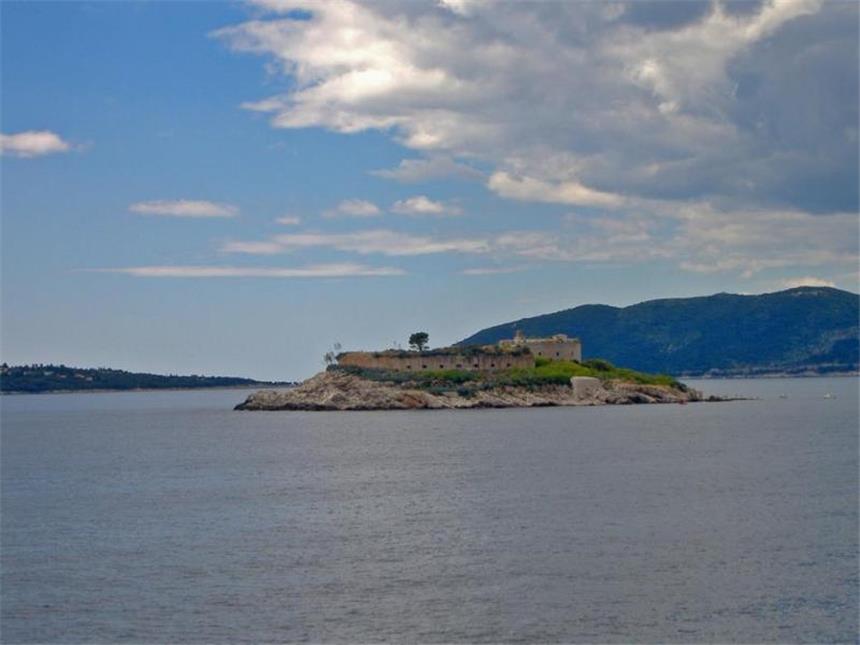 Ehemaliges Gefangenenlager in Montenegro wird Luxushotel Mamula soll künftig Luxus-Touristen anziehen. Foto: Atraktor Studio (CC BY 2.0)