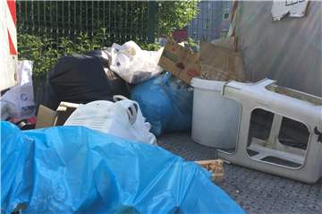 Man findet „alles“ an den Container-Standorten sagen die WBL-Mitarbeiter. Sie können sich über einen Mangel an Arbeit nicht beklagen. Übrigens sind Mitarbeiter auch samstags und sonntags in der Innenstadt unterwegs, um die Stadt sauber zu halten. Dieses Foto stammt allerdings nicht aus Lünen, sondern aus der Nachbarschaft.