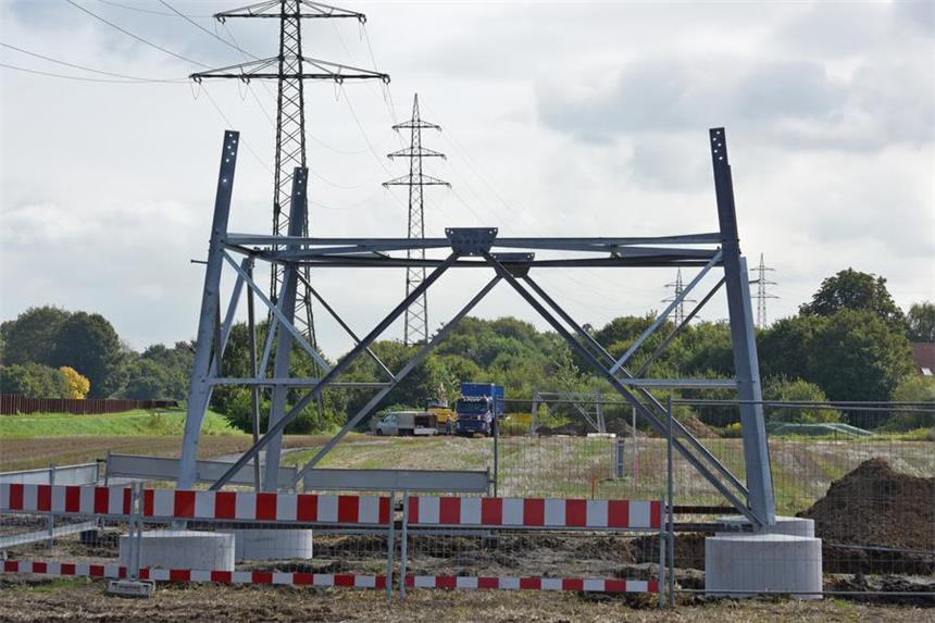 Kanal-Umbau in Lünen: Riesen-Projekt verzögert sich Man kann deutlich am Verlauf der jetzigen Stromtrasse sehen, dass in dem Bereich zwischen der Gahmener Straße und der Bebelstraße zwei Masten nach Süden versetzt werden müssen, um für den Ausbau des Kanals den notwendigen Platz zu bekommen.
