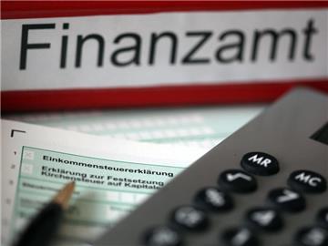 Man muss nicht bis zum nächsten Steuerbescheid warten, um hohe Sonderausgaben und Belastungen steuerlich abzusetzen. Für einige Ausgaben kann man Freibeträge beantragen. Foto: Oliver Berg/dpa