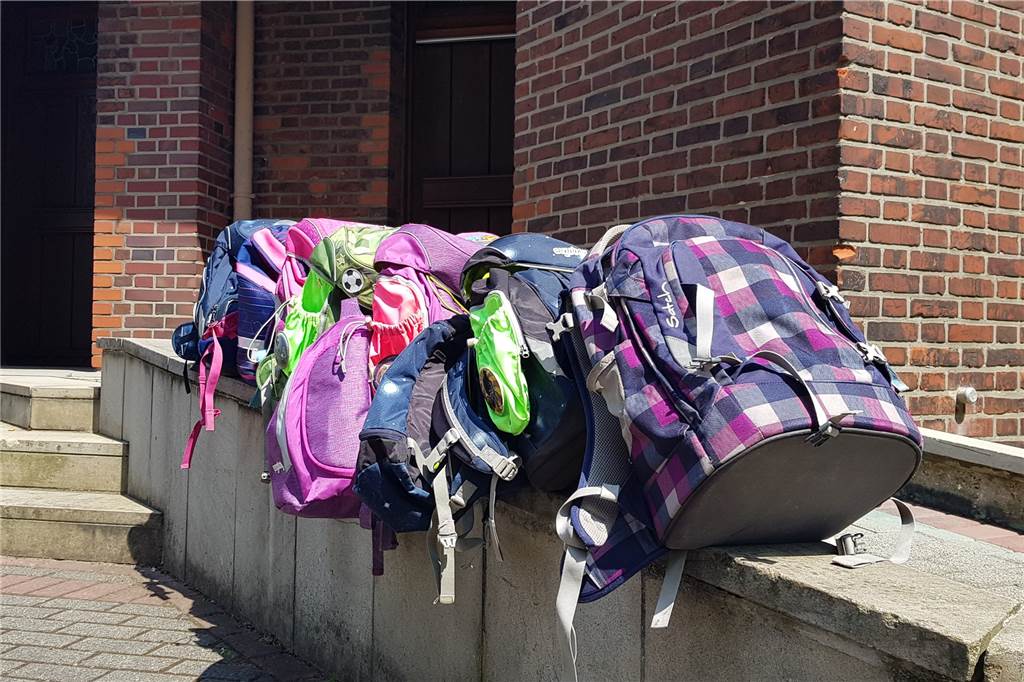Spendenaktion für Tornister in Castrop-Rauxel: „Bedarf ist erschreckend“ Sieben gesammelte Tornister aufgereiht vor der St. Antonius Kirche in Castrop-Rauxel Ickern. Direkt am Markt.