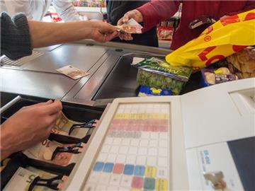 Man spürt es an der Supermarktkasse: Die Inflation in Deutschland ist wieder leicht gestiegen. Foto: Armin Weigel