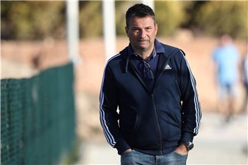 Manager Christian Heidel hofft darauf, dass sich die Entwicklung bei Schalke weiter fortsetzt.