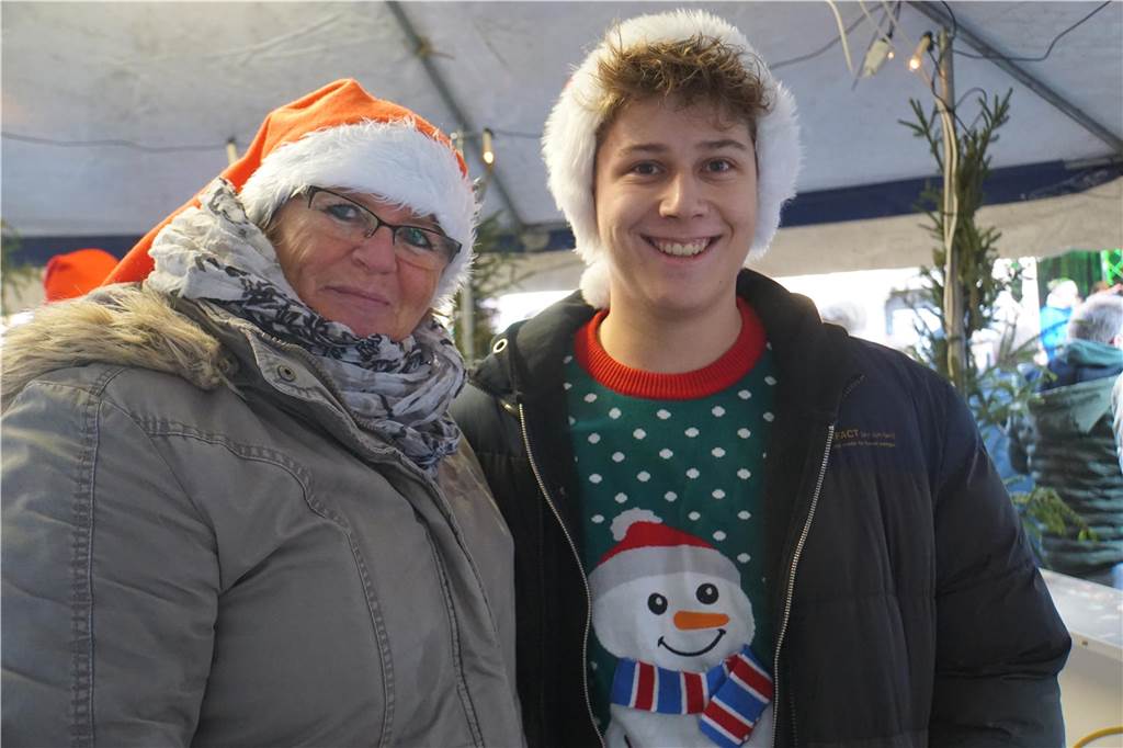 Weihnachtsmarkt lockt hunderte Menschen an: Geschenkideen und ein Abschied Manch einer hatte schon den Weihnachtspullover ausgepackt.